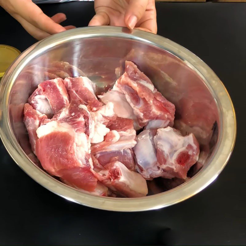 Step 1 Prepare the ingredients for Sweet and Sour Ribs