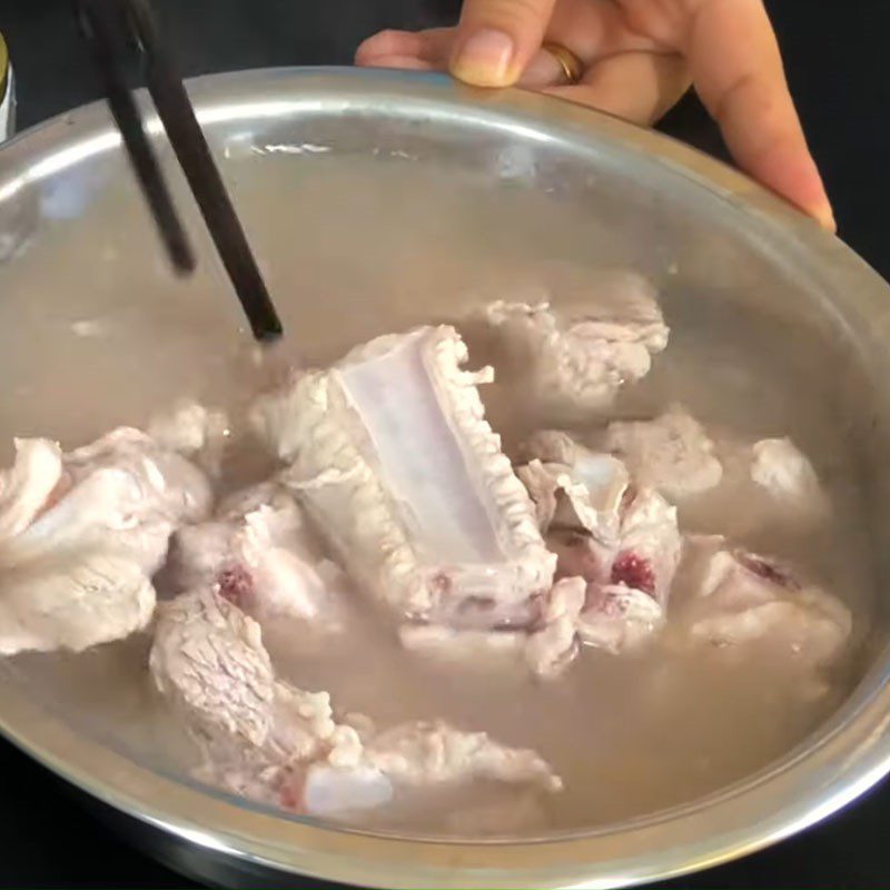 Step 1 Prepare the ingredients for Sweet and Sour Ribs