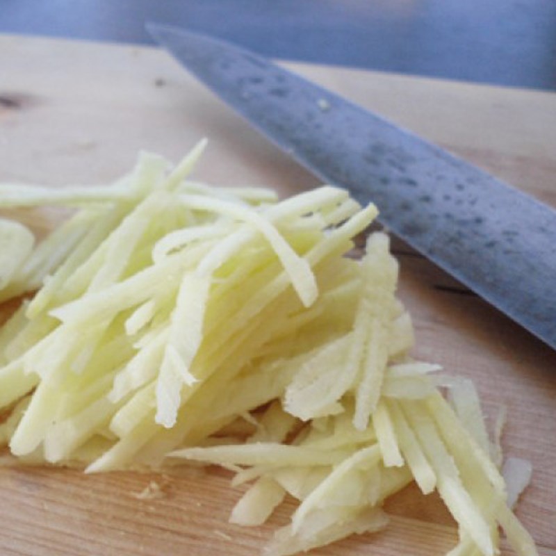Step 1 Prepare the ingredients for Chicken Egg Chao with Perilla