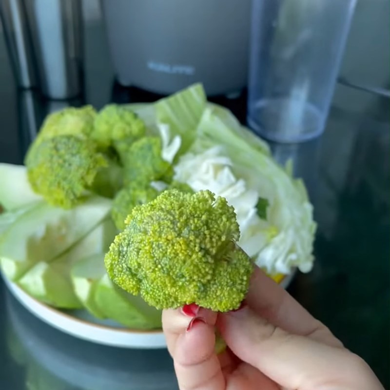Step 1 Prepare the ingredients for Broccoli and Cabbage Juice