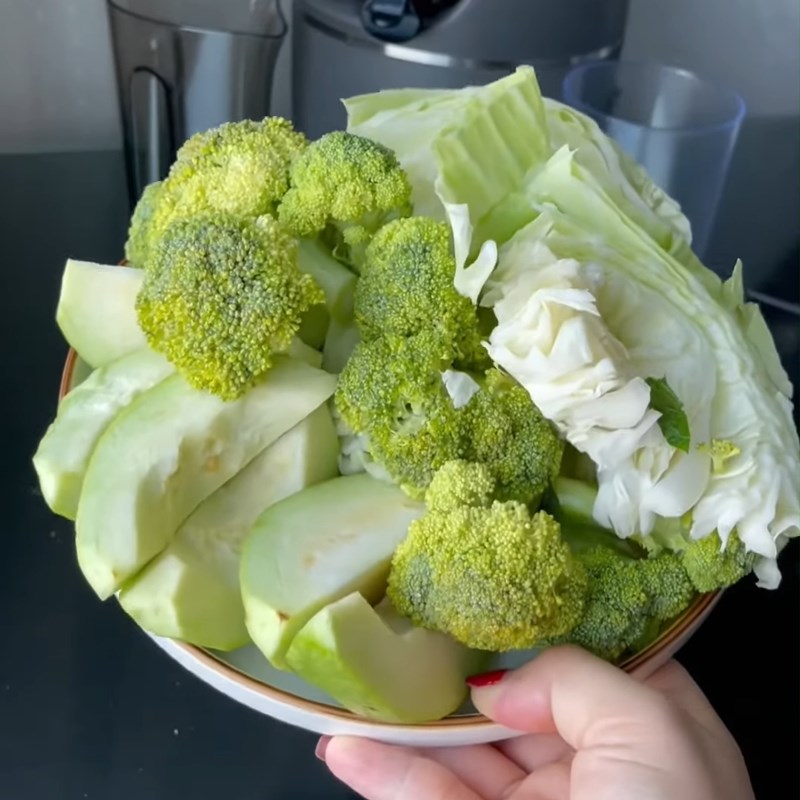 Step 1 Prepare the ingredients for Broccoli and Cabbage Juice