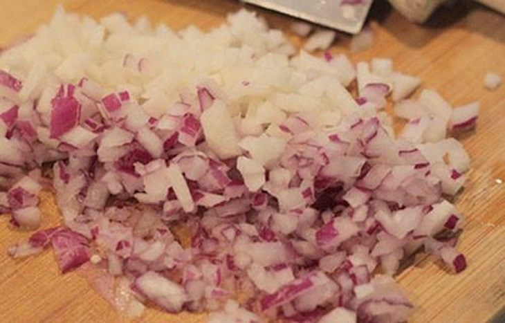 Step 1 Prepare the ingredients for grilled rice paper with shrimp paste using a non-stick pan