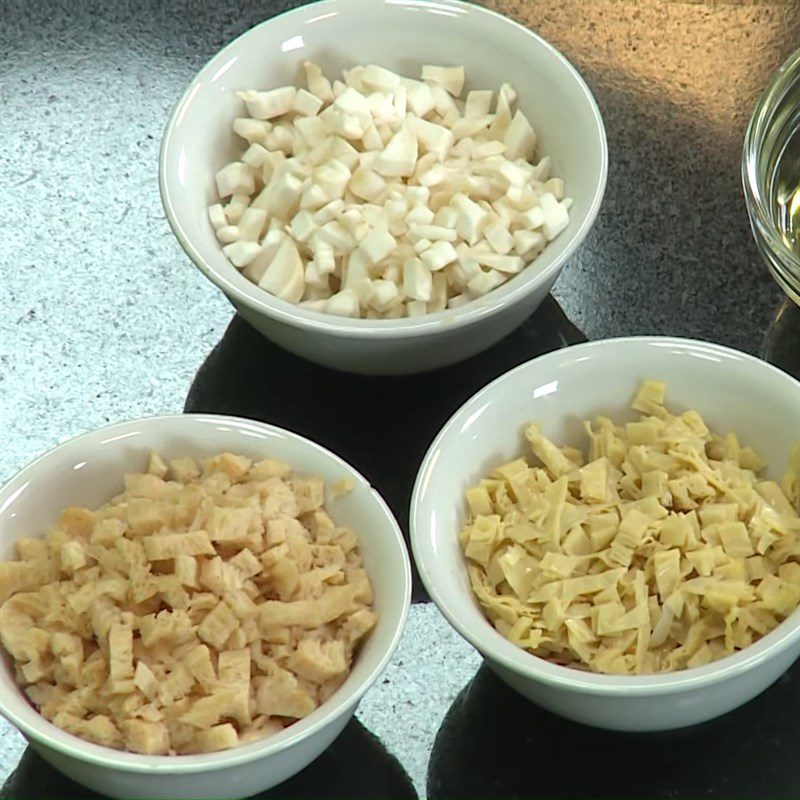 Step 1 Prepare Ingredients for Gia Lai Dry Pho