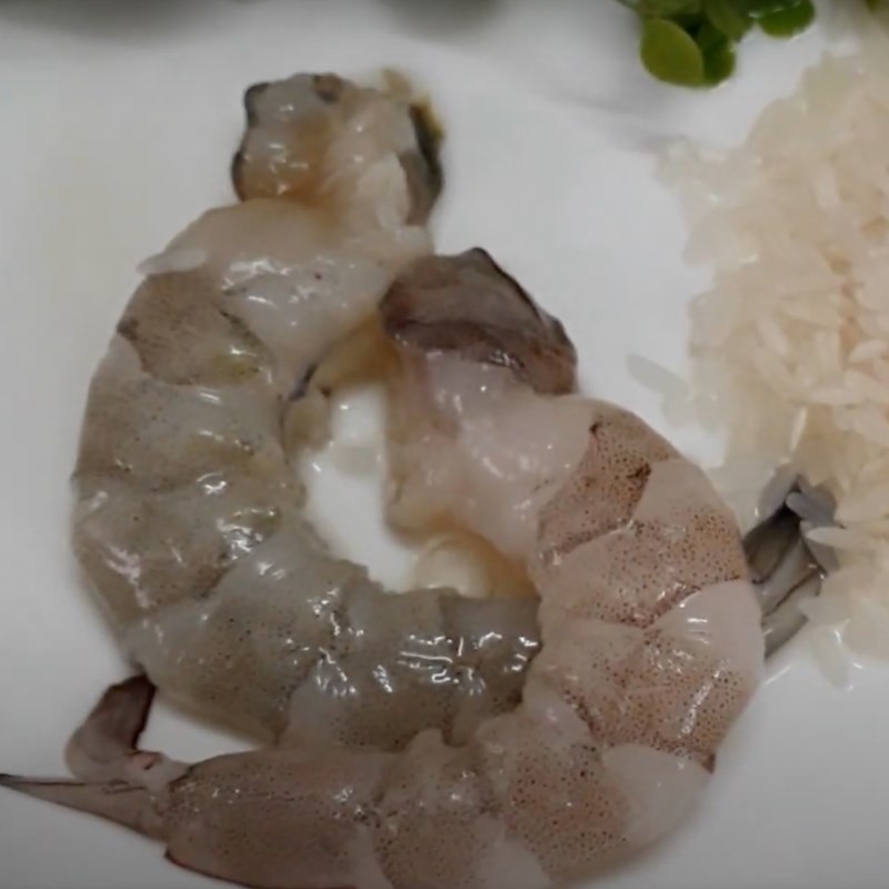 Step 1 Prepare ingredients for fresh shrimp moringa porridge