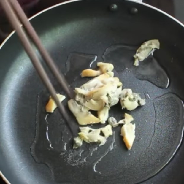 Step 1 Prepare the ingredients for Moringa vegetable and clam porridge