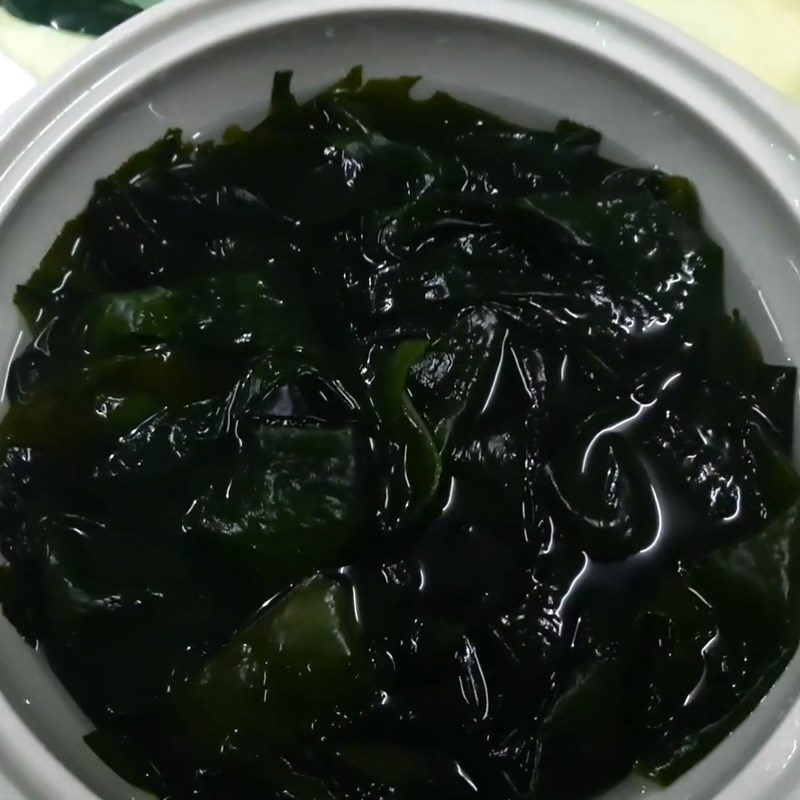Step 1 Prepare ingredients for seaweed soup with shrimp and squid