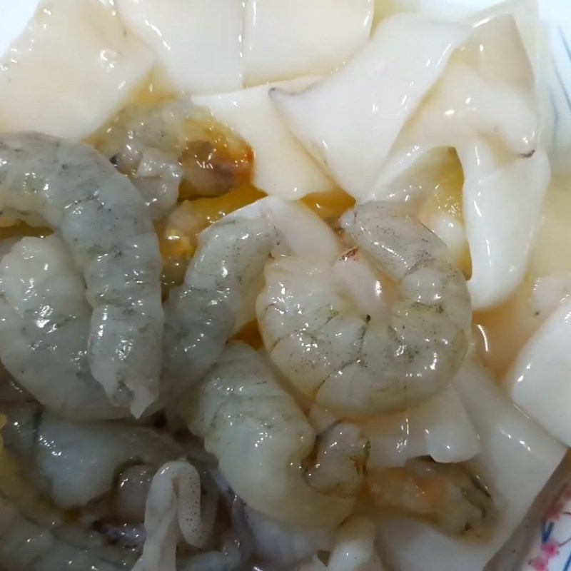 Step 1 Prepare ingredients for seaweed soup with shrimp and squid