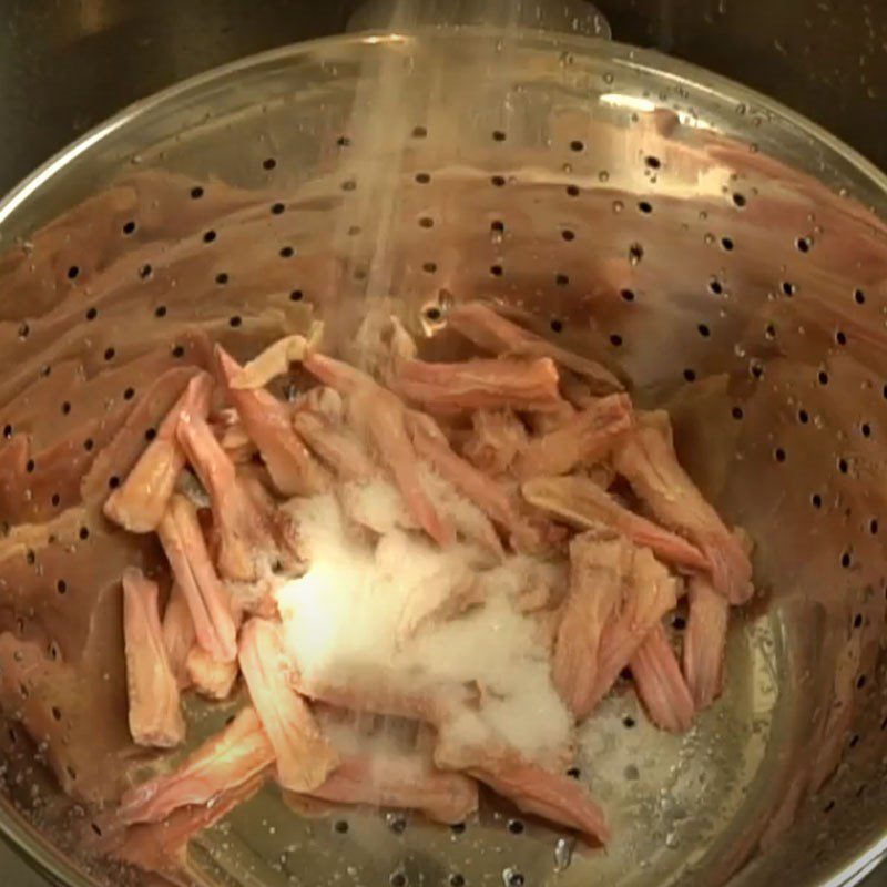 Step 1 Prepare the ingredients for Fried Duck Tongue with Lemongrass and Chili