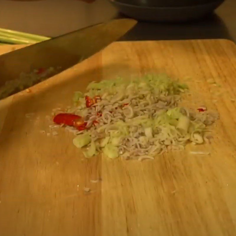 Step 1 Prepare the ingredients for Fried Duck Tongue with Lemongrass and Chili