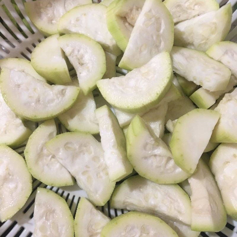 Step 1 Prepare the ingredients for bottle gourd soup with snakehead fish
