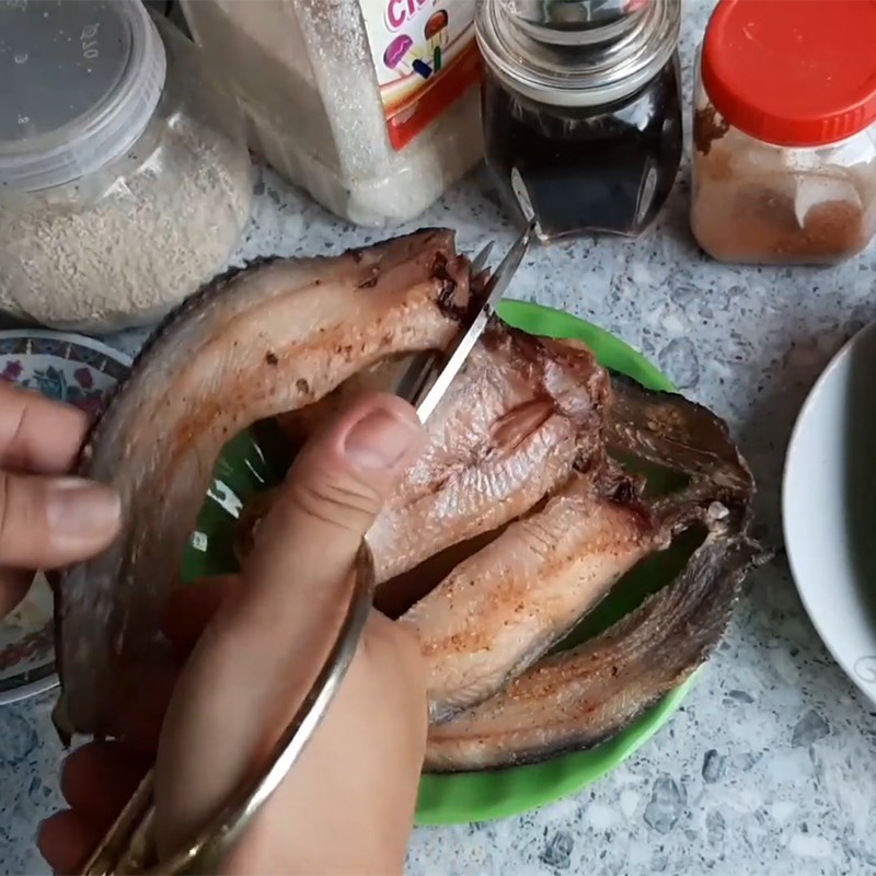 Step 1 Prepare the ingredients for Dry Snakehead Fish Fried with Fish Sauce