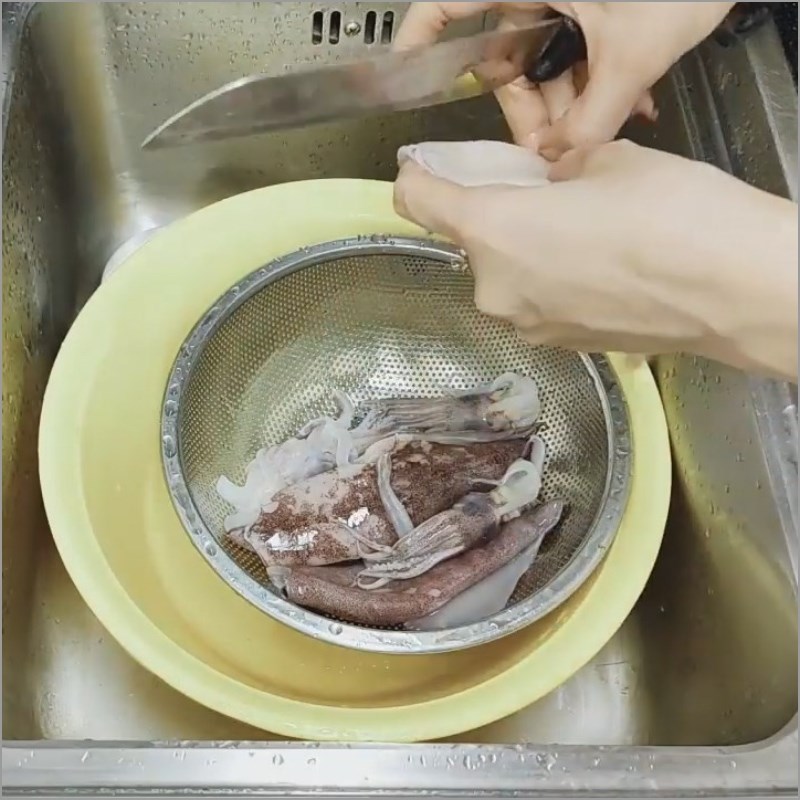 Step 1 Prepare the ingredients for fried squid with betel leaves