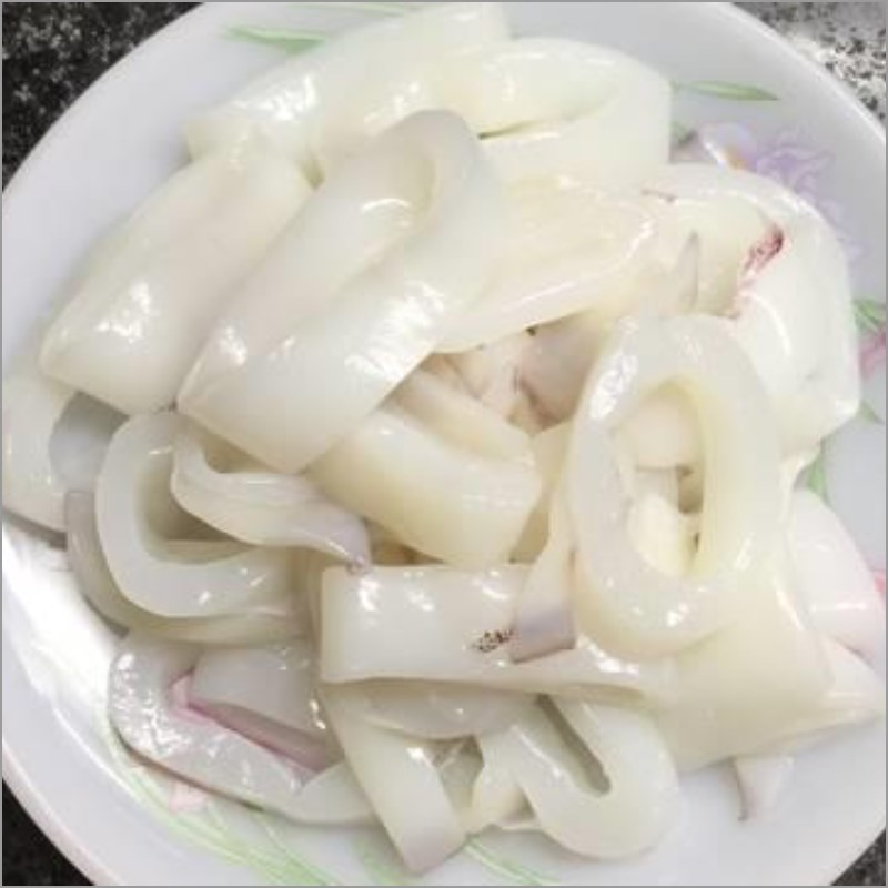 Step 1 Prepare the ingredients for fried squid with betel leaves