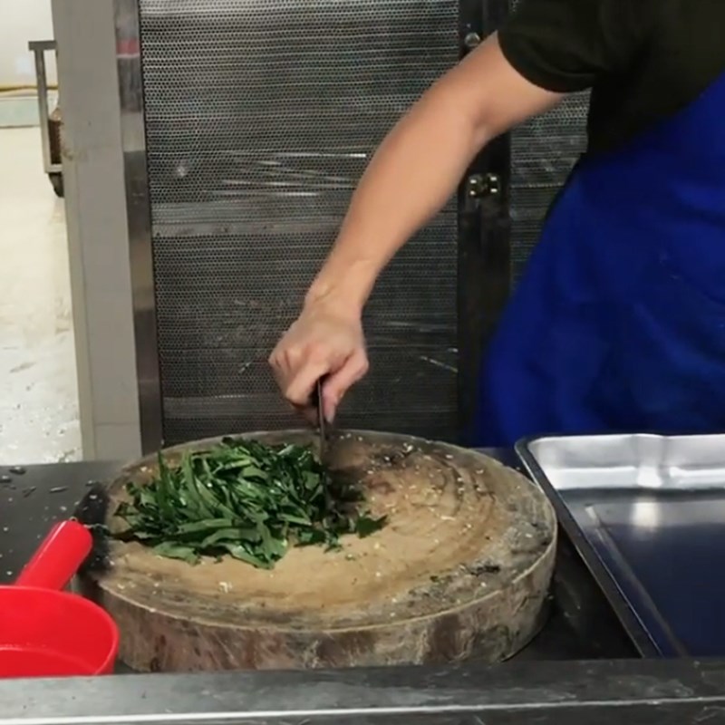 Step 1 Prepare the ingredients for fried squid with betel leaves
