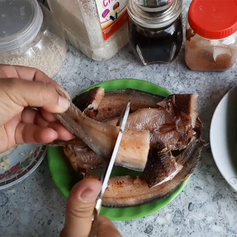 Step 1 Prepare the ingredients for fried salted snakehead fish