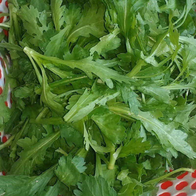 Step 1 Prepare the ingredients for Chrysanthemum Soup with Tomatoes