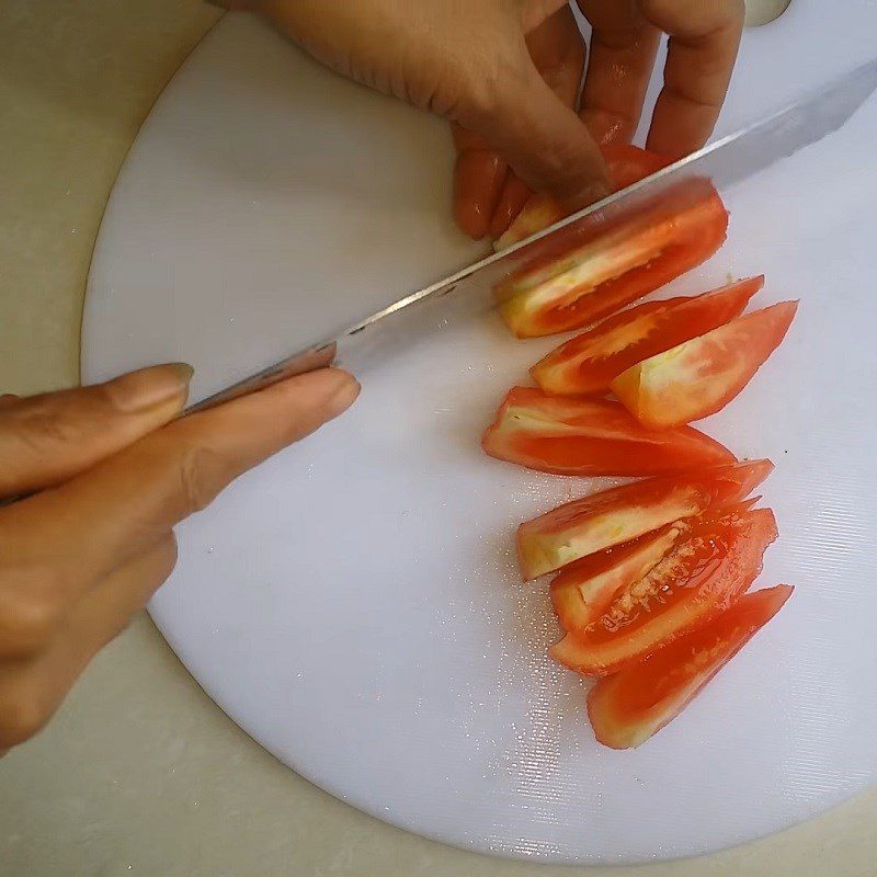 Step 1 Prepare the ingredients for Chrysanthemum Soup with Tomatoes