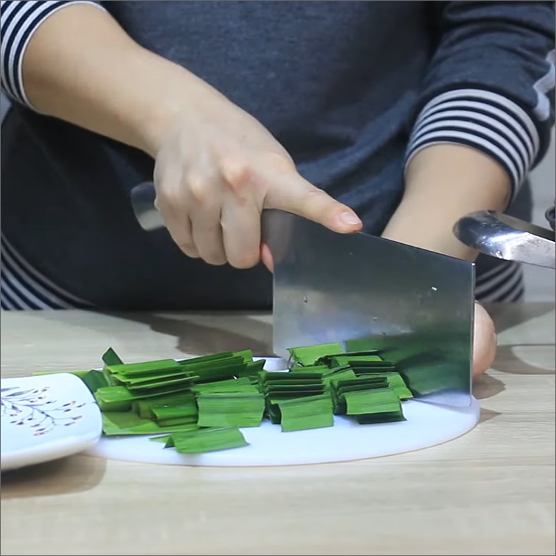 Step 1 Prepare ingredients for green bean milk with pandan and coconut milk