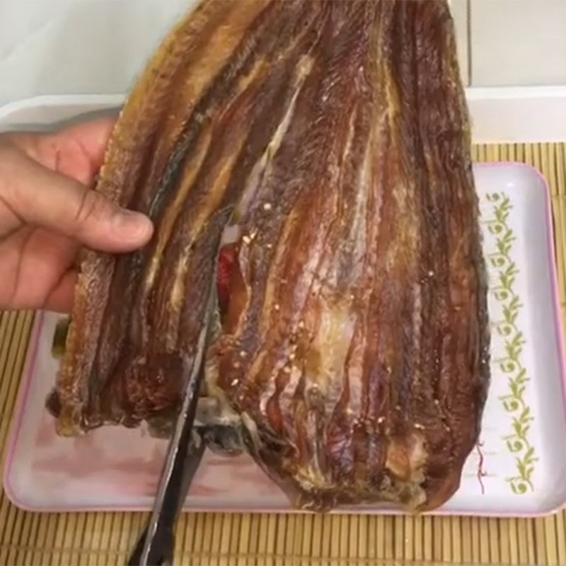Step 1 Prepare the ingredients for Fried Snakehead Fish with Vinegar and Sugar