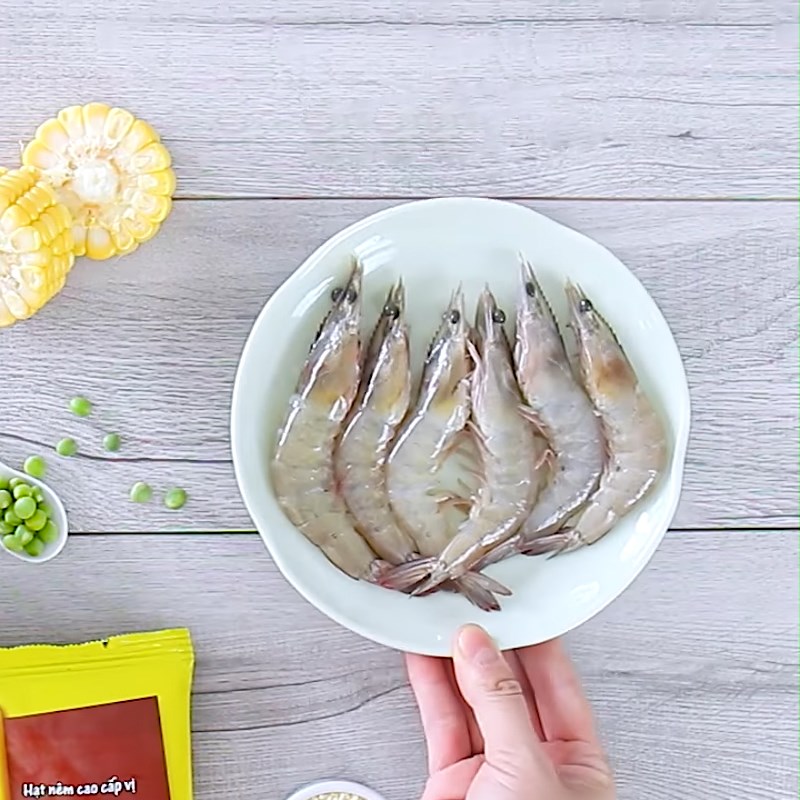 Step 1 Prepare the shrimp Shrimp soup with eggs and vegetables