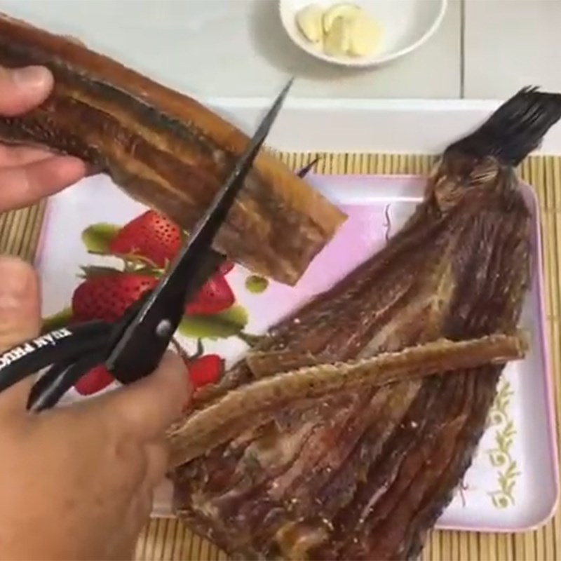 Step 1 Prepare the ingredients for Fried Snakehead Fish with Vinegar and Sugar