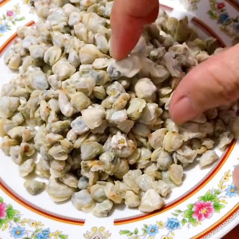 Step 1 Preparing Ingredients for Stir-fried Clams with Loofah