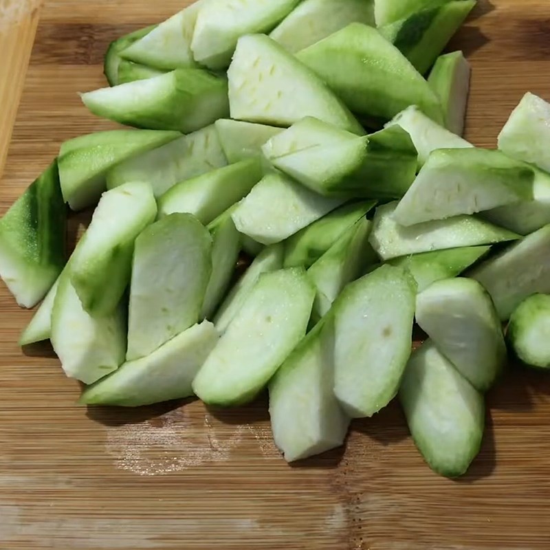 Step 1 Preparing Ingredients for Stir-fried Clams with Loofah