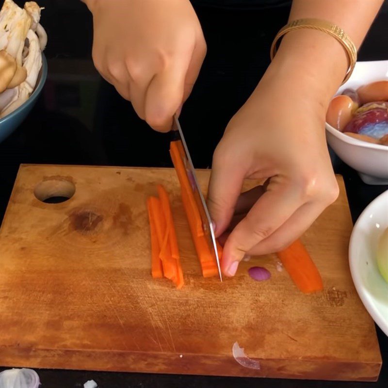 Step 1 Prepare the ingredients for Chicken and Vegetable Stir-fried Vermicelli