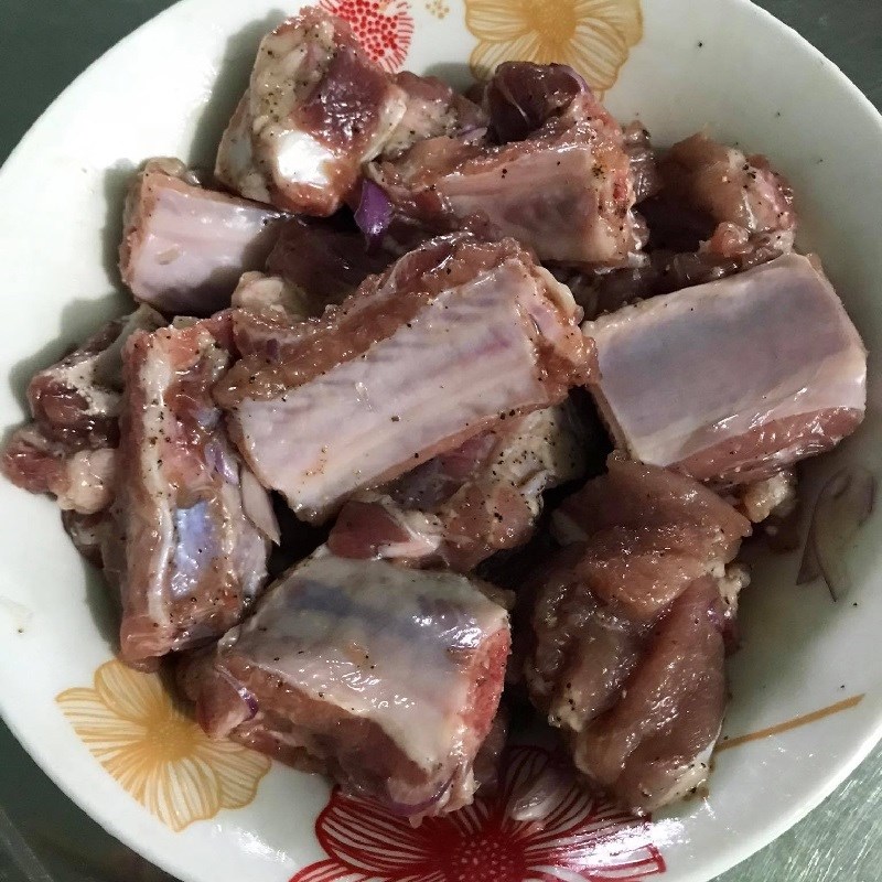 Step 1 Prepare the ingredients for Braised Pork Ribs with Pineapple (recipe shared by a user)