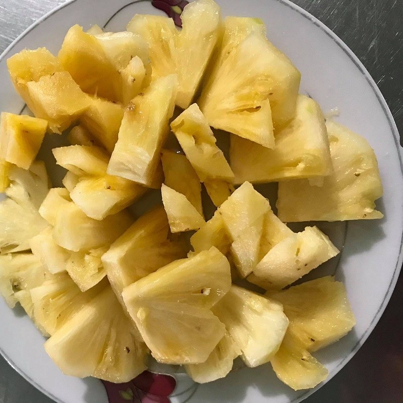 Step 1 Prepare the ingredients for Braised Pork Ribs with Pineapple (recipe shared by a user)