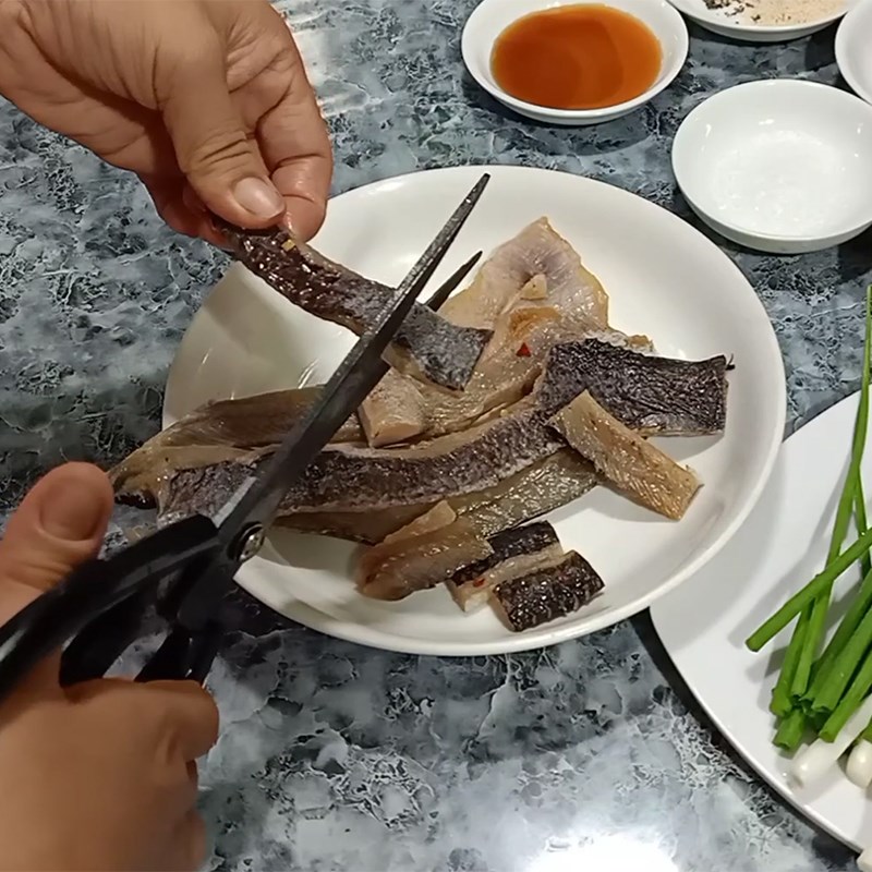 Step 1 Prepare the ingredients for Dried Snakehead Fish with Pepper