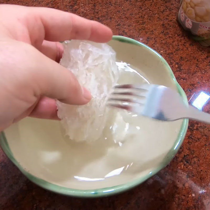 Step 1 Prepare the ingredients for steamed bird's nest with pandan leaves