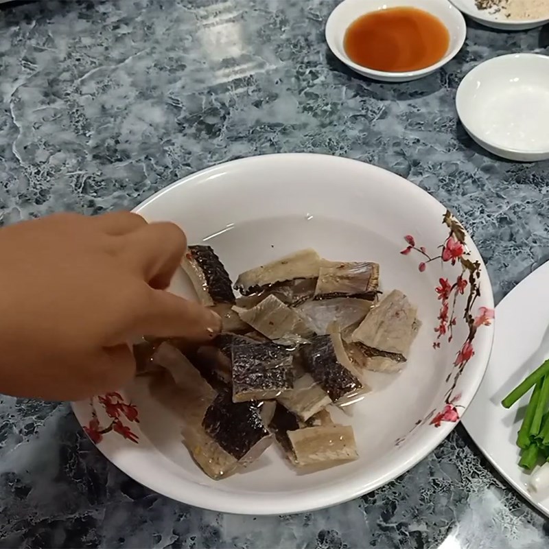 Step 1 Prepare the ingredients for Dried Snakehead Fish with Pepper