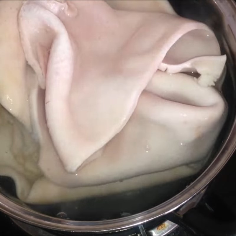 Step 1 Prepare the ingredients for Steamed Stuffed Chicken