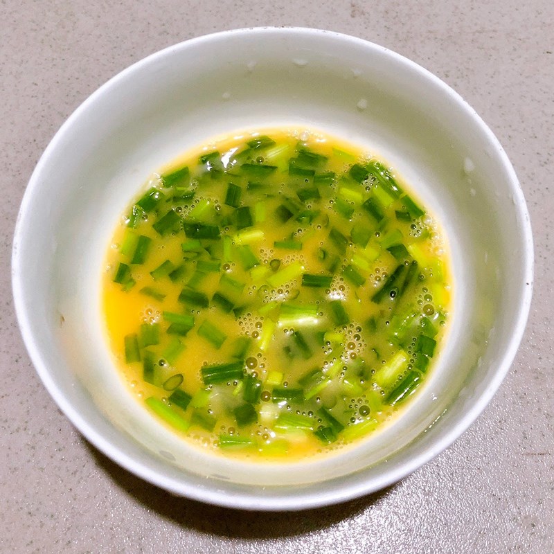 Step 1 Prepare ingredients and make the egg mixture Steamed eggs with tomatoes