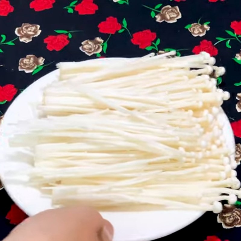 Step 1 Prepare the ingredients for Stir-fried enoki mushrooms with loofah