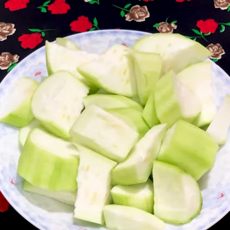 Step 1 Prepare the ingredients for Stir-fried enoki mushrooms with loofah
