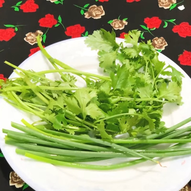 Step 1 Prepare the ingredients for Stir-fried enoki mushrooms with loofah