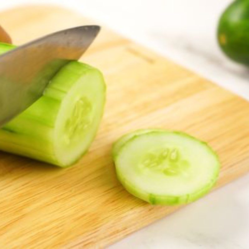 Step 1 Prepare the ingredients for Bell Pepper Strawberry Cucumber Smoothie