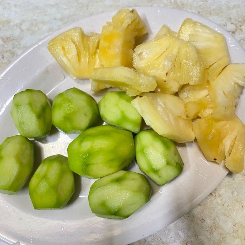 Step 1 Prepare the Ingredients for Pineapple and Sour Mango Juice