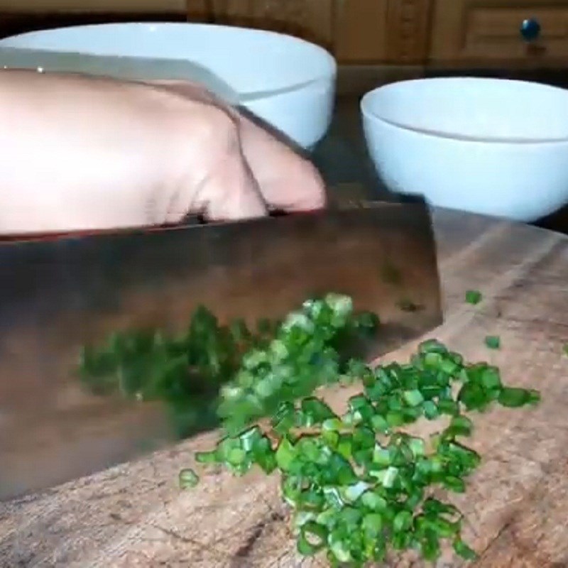 Step 1 Chop the green onions for Heart-shaped omelet