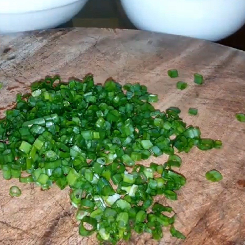 Step 1 Chop the green onions for Heart-shaped omelet