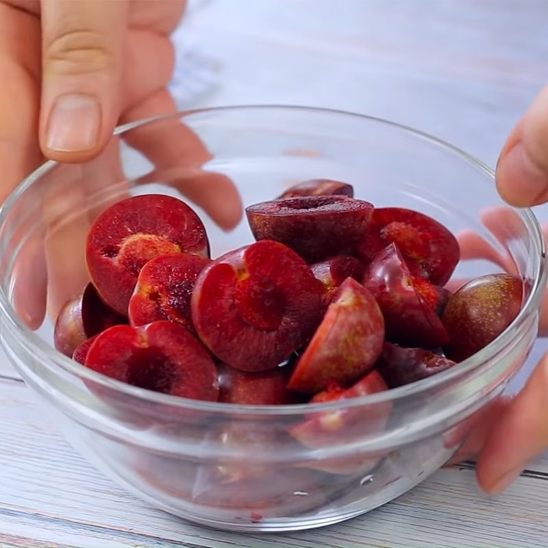 Step 1 Prepare Northern plums for Plum Smoothie