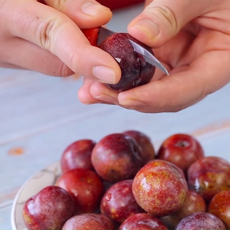 Step 1 Prepare Northern plums for Plum Smoothie