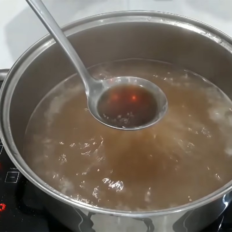 Step 2 Cook the sour hot pot broth for Sour Snapper Head Hot Pot