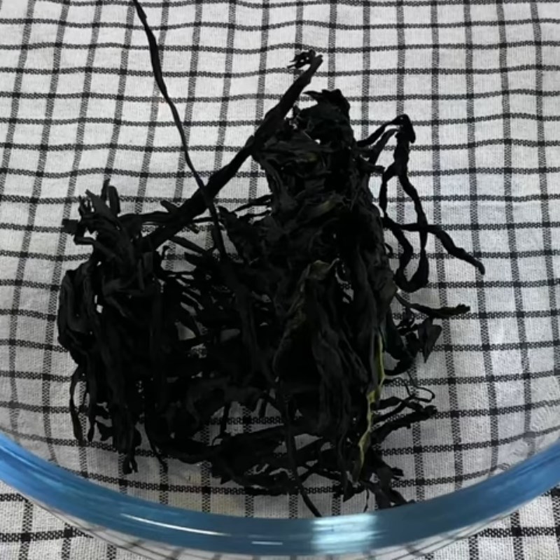 Step 1 Prepare the ingredients for Seaweed mixed with sesame oil