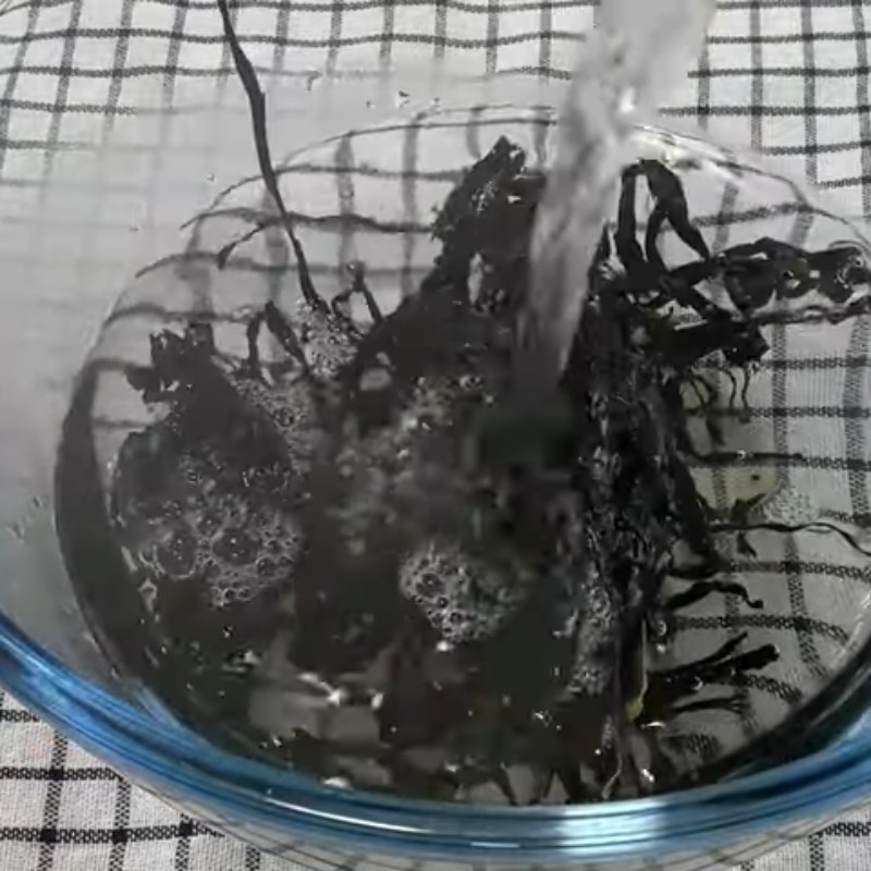 Step 1 Prepare the ingredients for Seaweed mixed with sesame oil