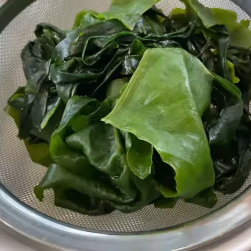 Step 1 Prepare the ingredients for Seaweed mixed with sesame oil