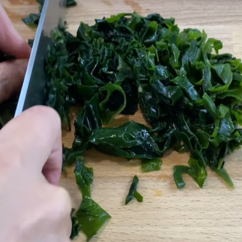 Step 1 Prepare the ingredients for Seaweed mixed with sesame oil