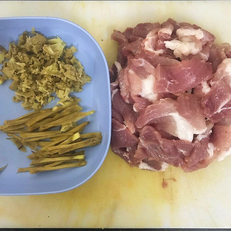 Step 1 Prepare the ingredients for Ginger Stir-fried Pork